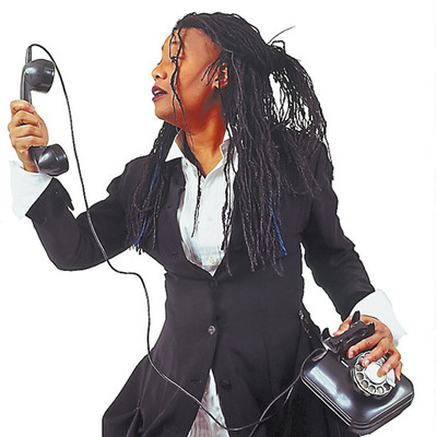 La poetisa estadounidense Pamela Z, explotando otros recursos escénicos durante uno de sus recitales.