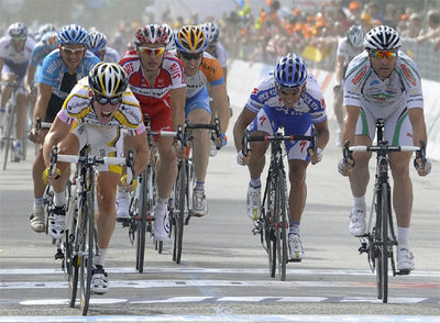Mark Cavendish (a la izquierda) se impone al  sprint  en la meta de Florencia.