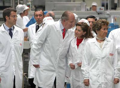 El Rey da ánimos a los trabajadores de la conserva