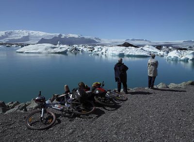 El lago glaciar de Jökulsárlón, escenario de la primera escena de la película de James Bond  Panorama para matar .