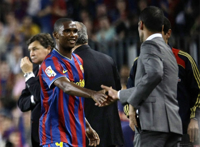 Eto'o saluda a Guardiola tras ser sustituido.