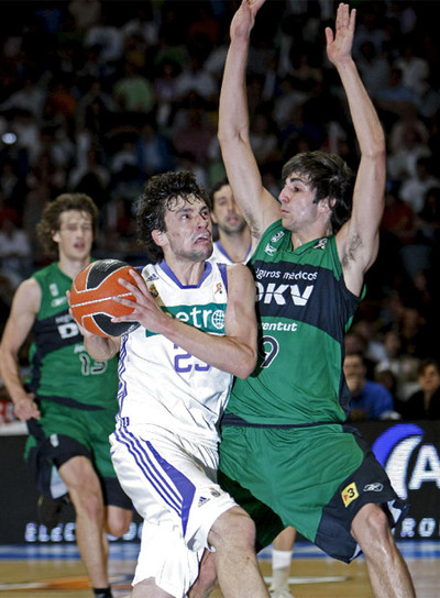 Llull intenta entrar a canasta ante Ricky Rubio.