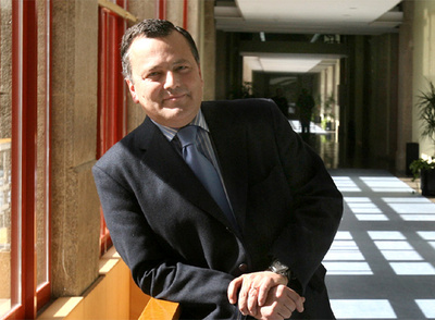 El conselleiro de Medio Ambiente, Territorio e Infraestructuras posa en el Parlamento.