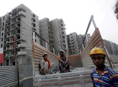 Nueva Delhi acogerá en 2010 los Juegos de la Commonwealth. En la imagen, las obras de la villa deportiva.