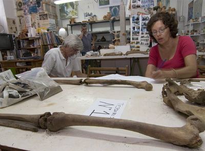 Miembros de la ARMH con los restos que se atribuyen al Comandante Moreno, en Ponferrada.