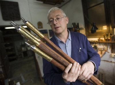 Iñaki Alberdi con varias  makilas  sin terminar, en su taller de Irún.