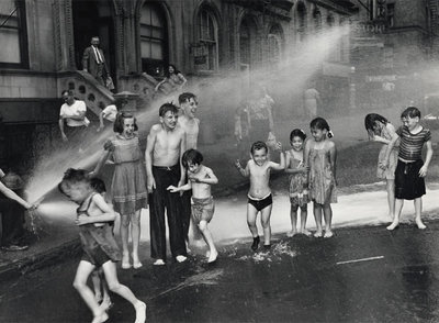  Summer. The Lower East Side  (1937), una de las fotografías de Weegee que pueden verse en Almería.