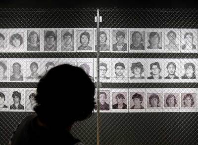 Un visitante se detiene ante algunas de las  fotos de  la exposición.