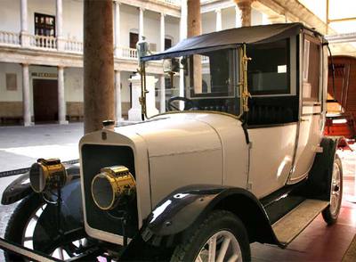 Un coche y una tartana de la muestra  Trénor, la exposición de una gran familia burguesa , se exhiben en el claustro de La Nau.