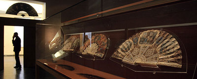 La colección de Paula Florido cuenta con 39 piezas. Sobre la puerta de acceso, un  pericón  o abanico de grandes dimensiones.