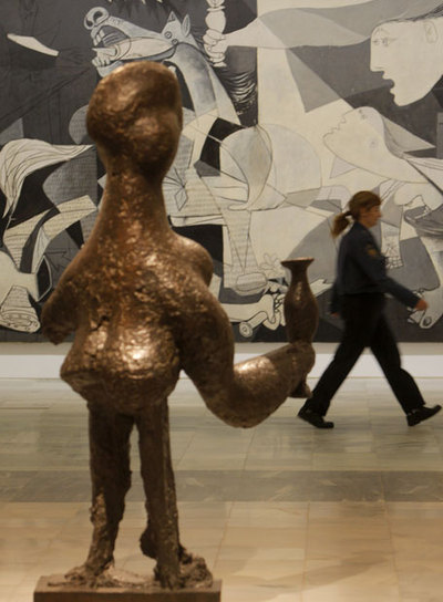 Aspecto de la sala del  Guernica  >donde se exhiben otras obras de Picasso como  La dama oferente .