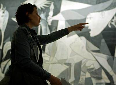 FOTOGALERIA: Una espectadora pasa ante el Guernica, de Pablo Picasso