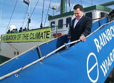 El conselleiro Hernández, en el buque insignia de Greenpeace.