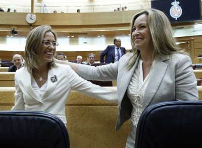Carme Chacón y Trinidad Jiménez, ayer durante la sesión de control al Gobierno en el Senado.