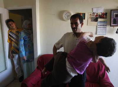 Omar Ait Hand Ou Aissa sostiene en brazos a su hija Chaymae.