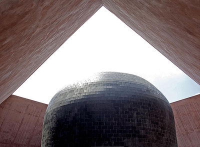 Interior de  Second wind  con la abertura al cielo.