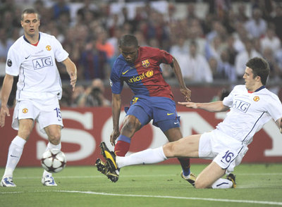 Eto'o gana la acción a Carrick, mete la puntera y bate a Van der Sar en presencia de Vidic.