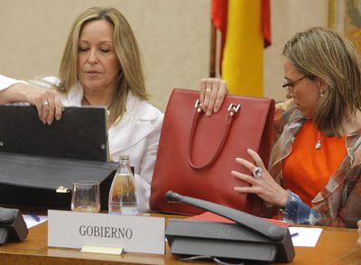 Las titulares de Sanidad, Trinidad Jiménez (izquierda) y de Defensa, Carme Chacón.