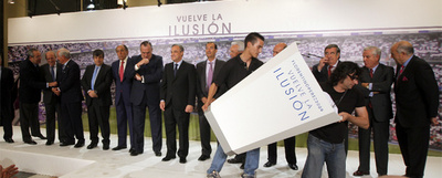 Florentino Pérez (en el centro), junto a los que serían sus directivos, en la presentación de su candidatura a la presidencia del Madrid.