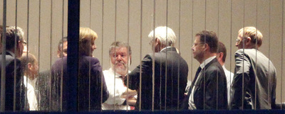 Angela Merkel (junto a la ventana, la segunda por la izquierda) asiste a una reunión sobre Opel, en la madrugada de ayer en Berlín.