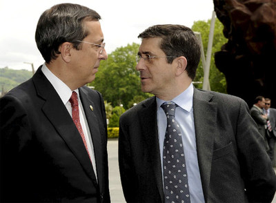 José Luis Bilbao (a la izquierda) y el   lehendakari,   Patxi López, el pasado miércoles, antes del acto de Cebek en Bilbao.