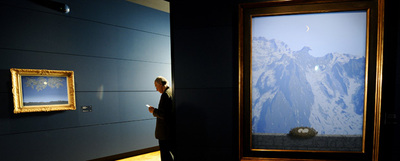 En primer término, la pintura  Le domaine d'Arnheim  (1962), de René Magritte.