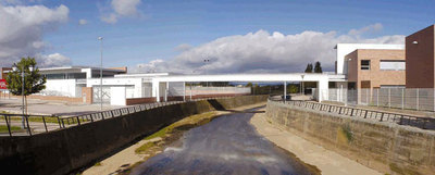 El IES nº 1 de Utiel, que ordena sus edificios en dos parcelas separadas por el cauce del río Magro.