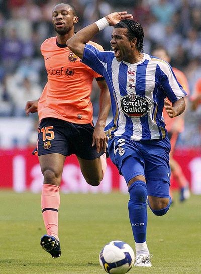 Bodipo protesta al árbitro perseguido por Keita.