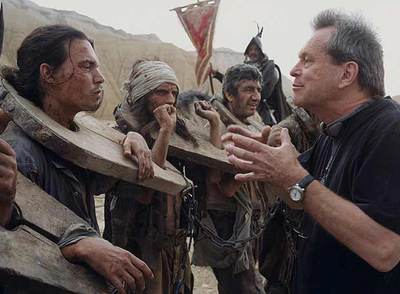 Terry Gilliam da instrucciones a Johnny Depp en un fotograma d e Lost in La Mancha .