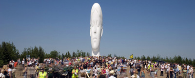 Visitantes durante la fiesta de inauguración de  Dream , de Jaume Plensa, en la localidad de St. Helens, Reino Unido.
