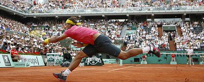 Nadal intenta devolver una bola durante el partido.