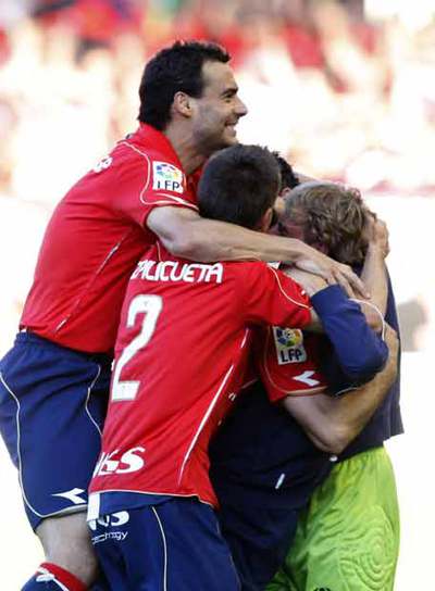 Los jugadores de Osasuna celebran seguir en Primera.