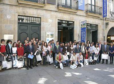 Alumnos de los centros Manuel Peleteiros, Nosa Señora dos Ollos y La Inmaculada, finalistas gallegos de  El País de los Estudiantes,  junto a José Manuel Calvo, subdirector de EL PAÍS; el director de Acción Socialrnde Caixa Galicia, José Manuel García Iglesias, y varios representantes de la entidad financiera.