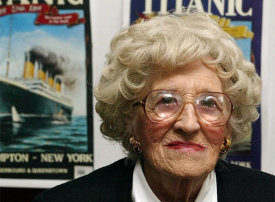 Millvina Dean, ante carteles del  Titanic,  en abril de 2002.
