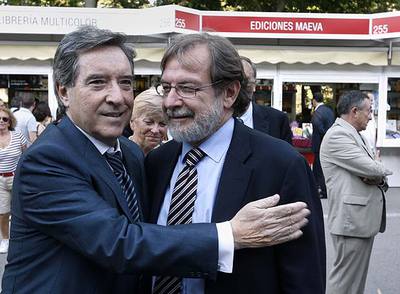 Iñaki Gabilondo y Juan Luis Cebrián se saludan antes de su conversación, ayer en la Feria del Libro de Madrid.