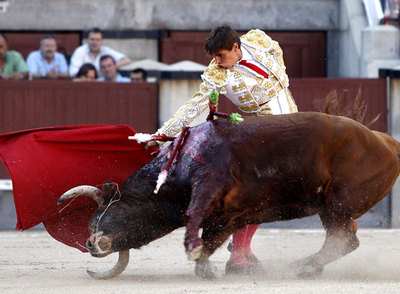 Miguel Tendero, con el primer toro de la tarde, ayer en Las Ventas.