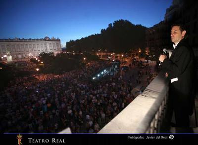 Juan Diego Flórez, en el balcón del Teatro Real,  canta   La flor de la canela   para el público congregado en la plaza de Oriente.