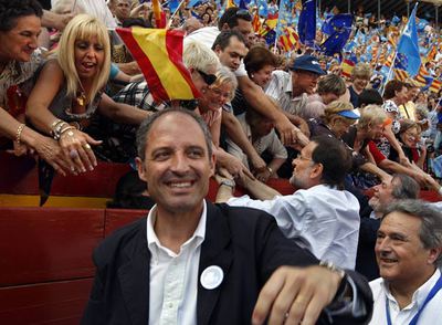Francisco Camps, ayer en la plaza de toros de Valencia. A su lado, Alfonso Rus.rnrnAsistentes al mitin del PP.