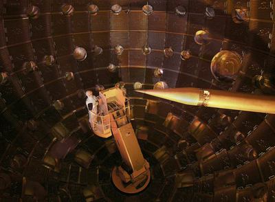 Módulo para trasladar a los técnicos en la cámara de la National Ignition Facility. A la derecha, el brazo que sostiene el blanco.