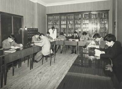 Fotografía de la biblioteca del antiguo Colegio Minerva, hoy Peleteiro, en Santiago de Compostela durante los años 60.rnArtículo de Otero en  Vamos .