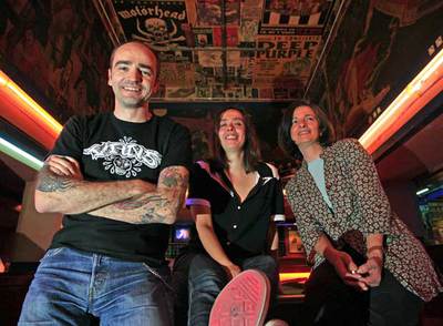 De izquierda a derecha, David Krahe y Patricia López, encargados de la Vía Láctea, y Amparo Fernández, propietaria del local.