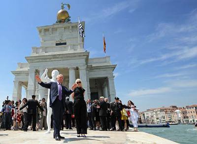 François Pinault y la comisaria Alison M. Gingeras, ante la escultura  Niño con rana,  ayer en la inaguración del nuevo museo Punta della Dogana.rn Train, pig, island (2007) , obra de Paul McCarthy con Bush de protagonista que se expone en el nuevo museo.