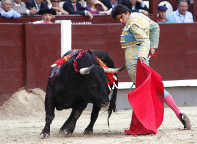 Miguel Ángel Perera, en su primer toro ayer en Las Ventas.