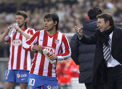 Abel da instrucciones a Agüero durante un partido de Liga.