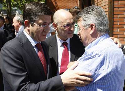 El  lehendakari,  Patxi López, con José Mari Uria, hermano de Inaxio, el industrial asesinado por ETA.