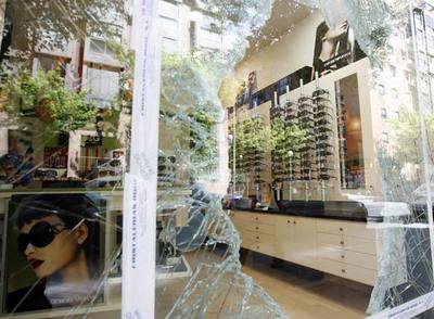 Escaparate de una óptica del distrito de Arganzuela asaltada por los  aluniceros  en abril.