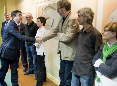 El   lehendakari   saluda a Adolfo Muñoz, ante el resto de los miembros del sindicato y del Gobierno presentes en la reunión.