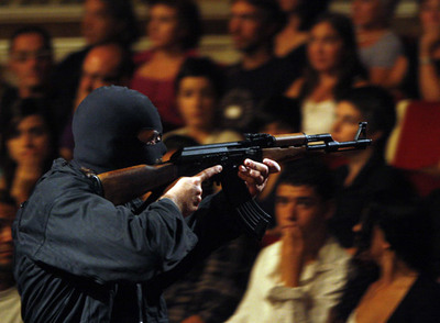 Un actor de La Fura dels Baus encañona al público en una representación de   Boris Gudonov.  