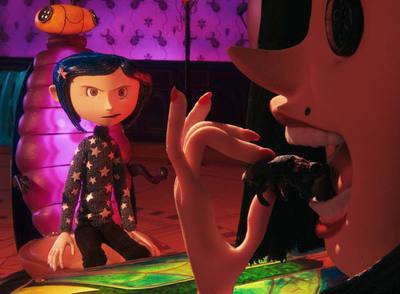 Fotograma de  Los mundos de Coraline,  con la protagonista y su madre del otro mundo.