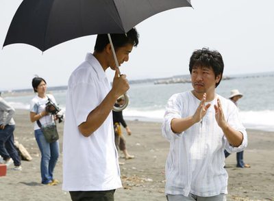 Hirokazu Kore-eda, a la derecha, dirige a uno de sus actores en  Still walking (Caminando). 